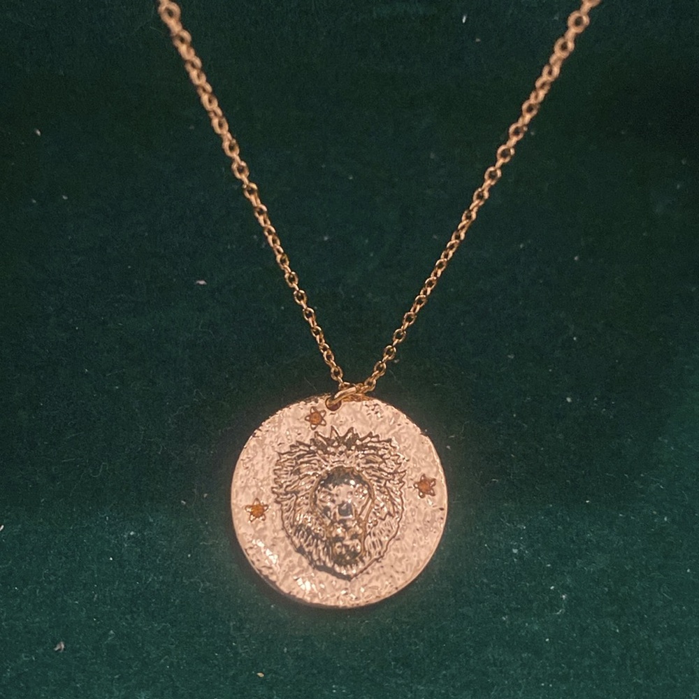 Beautiful gold Leo necklace - Picture 2 of 4